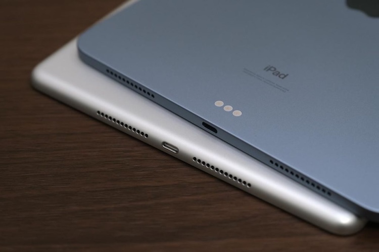 Cổng sạc bị dính bụi hoặc gỉ sét