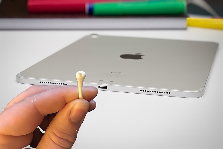 Thường xuyên làm sạch cổng kết nối trên iPad