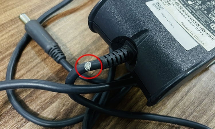 chân sạc laptop bị lỏng
