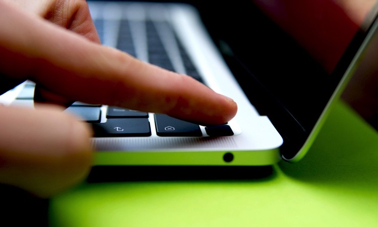 laptop bị treo không tắt được