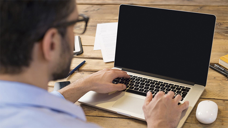 laptop bị treo không tắt được