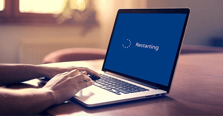 laptop tự khởi động lại do đâu