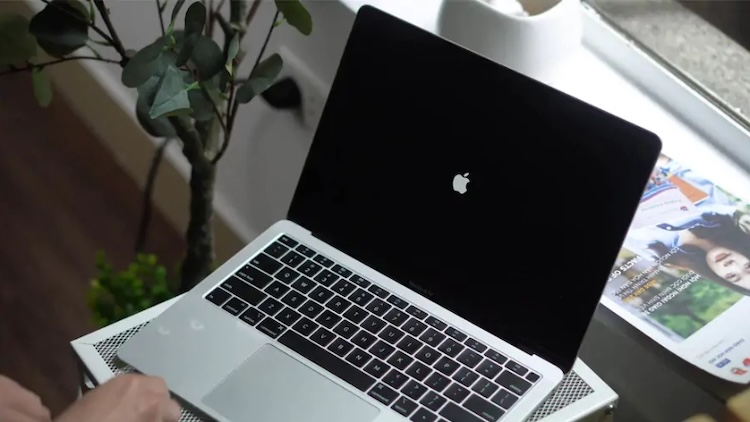 Khởi động lại MacBook