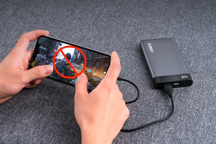 Không vừa sạc iPhone vừa sử dụng