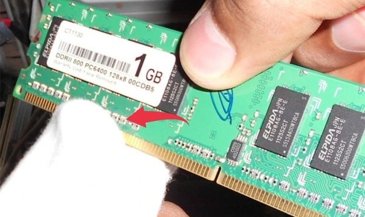 Vệ sinh và lắp lại RAM