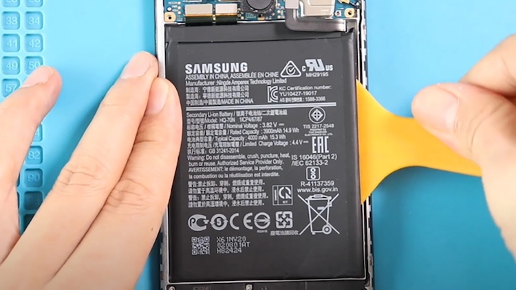 Tháo pin khỏi máy (đối với máy pin rời)