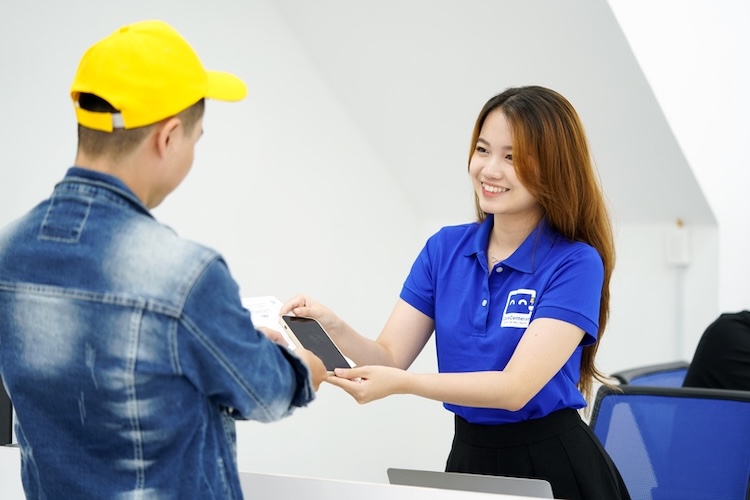 Mang máy Samsung đến trung tâm sửa chữa uy tín - Care Center