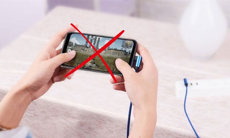 Tránh vừa sạc vừa sử dụng 