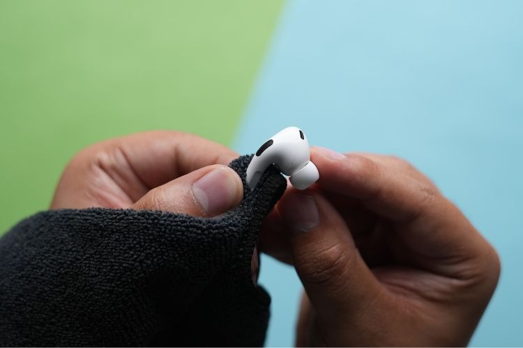 Lau khô bề mặt airpod pro