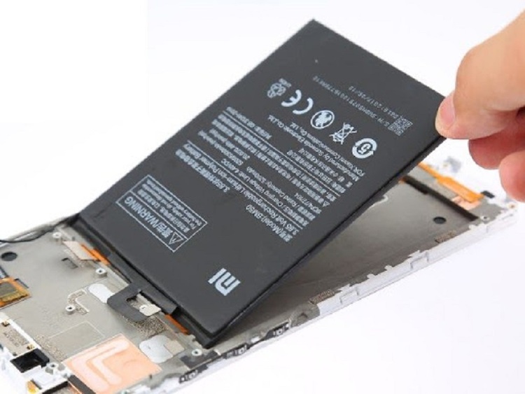 Thay pin mới khi Redmi Note 11 sạc không vào pin