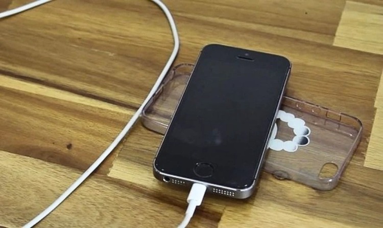 Tháo ốp lưng khi sạc iPhone 16 Pro Max bị nóng