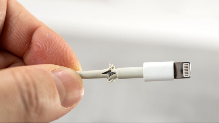 sạc iPhone không vào điện do dây sạc bị nứt