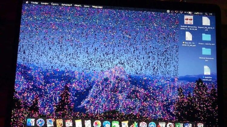 Nguyên nhân chính gây màn hình laptop bị sọc mưa