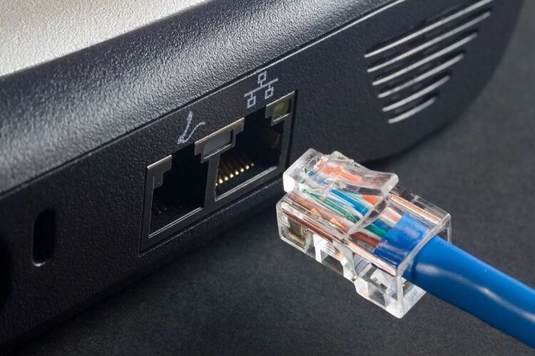 Kiểm tra và cắm lại cáp kết nối laptop