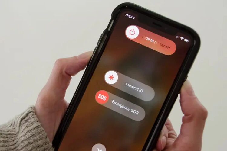 Khởi động lại điện thoại iPhone