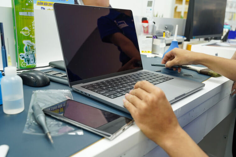 Ép lại mạch hoặc thay tấm nền