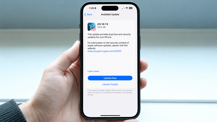 iOS 18.7.9 ra mắt